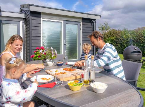 Buiten eten met zelfgemaakte pizza's