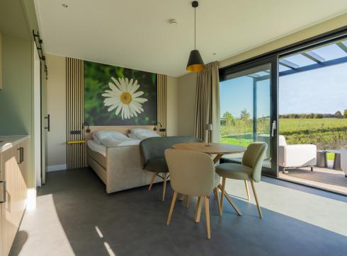 Hotelkamer zicht van binnen naar buiten margriet