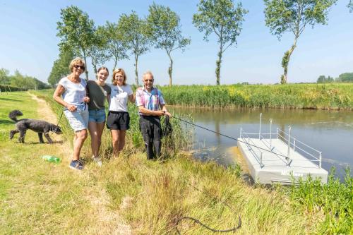 Familie bij het bootje